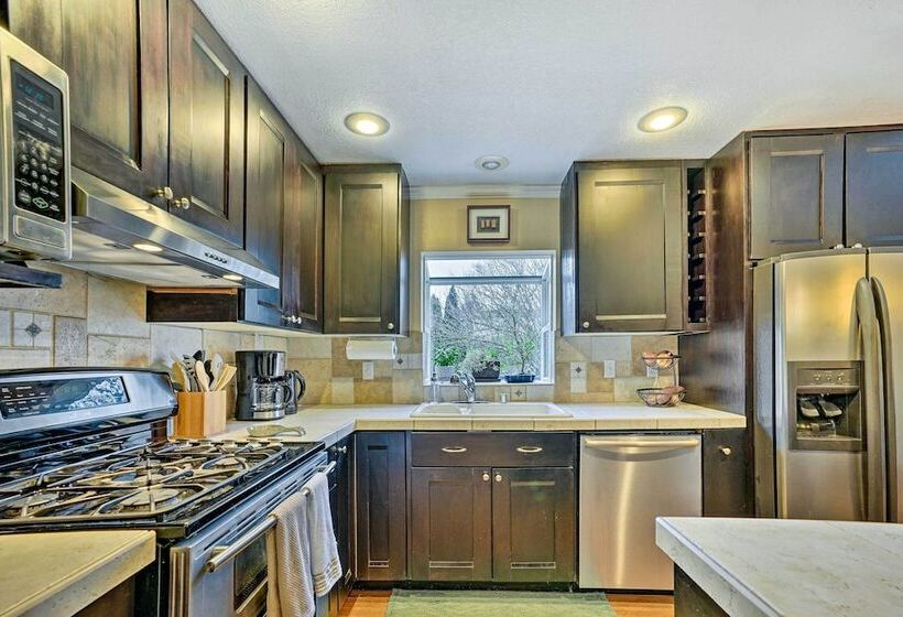 Lynnwood Home: Private Hot Tub, Fire Table & Grill