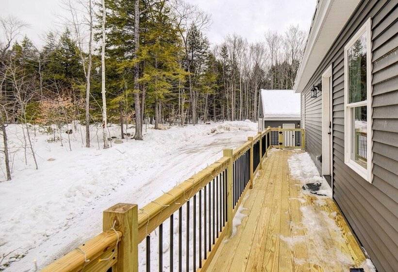 Maine Retreat W/ Balcony: 5 Mi To Lakes