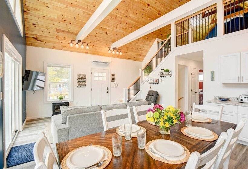 Maine Retreat W/ Balcony: 5 Mi To Lakes