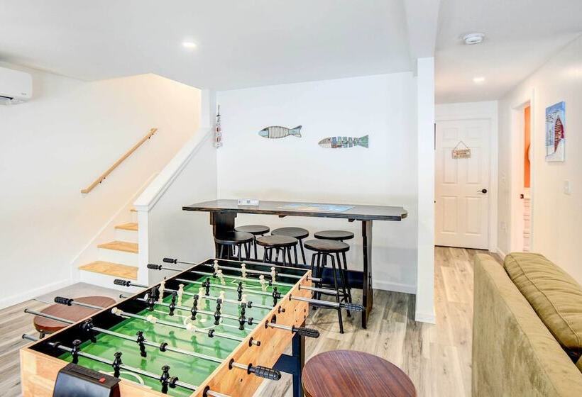 Maine Retreat W/ Balcony: 5 Mi To Lakes