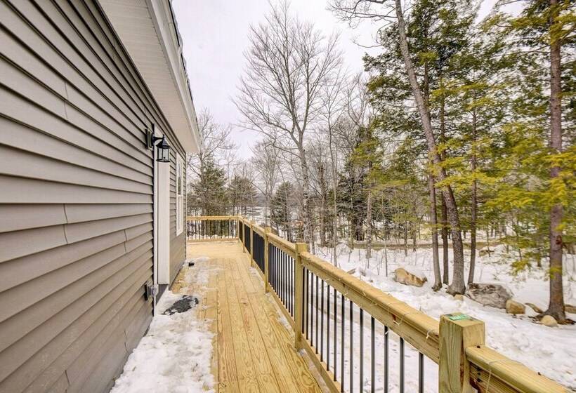 Maine Retreat W/ Balcony: 5 Mi To Lakes