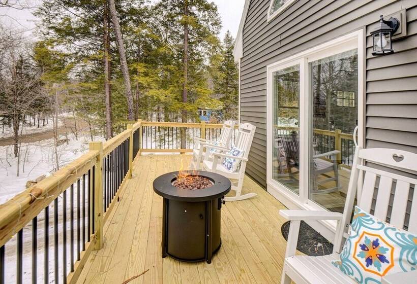 Maine Retreat W/ Balcony: 5 Mi To Lakes