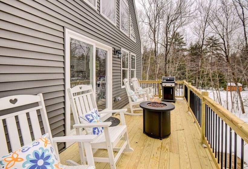 Maine Retreat W/ Balcony: 5 Mi To Lakes