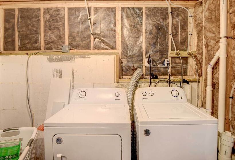 Maine Retreat W/ Balcony: 5 Mi To Lakes