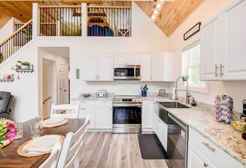 Maine Retreat W/ Balcony: 5 Mi To Lakes