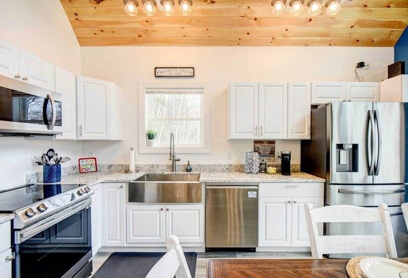 Maine Retreat W/ Balcony: 5 Mi To Lakes