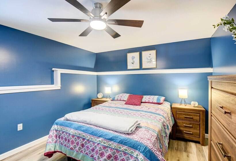 Maine Retreat W/ Balcony: 5 Mi To Lakes