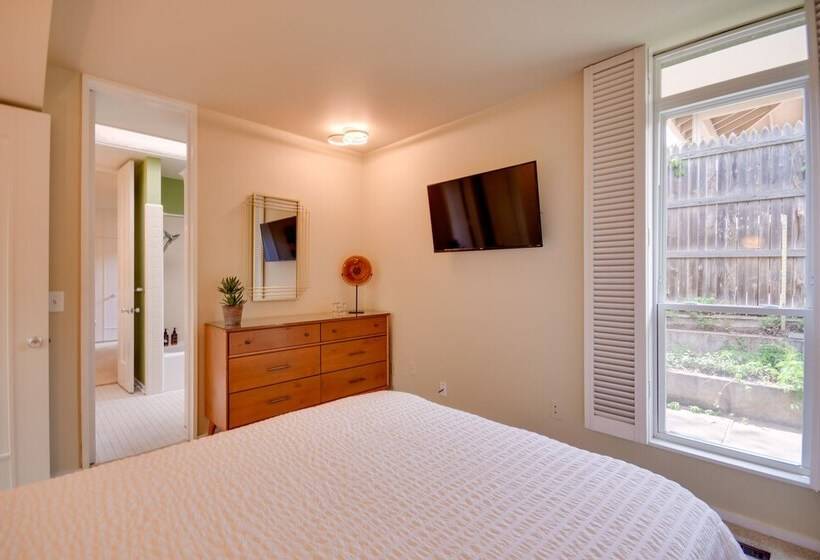 Mid Century Modern Home W/ Fire Pit & Gas Grill!