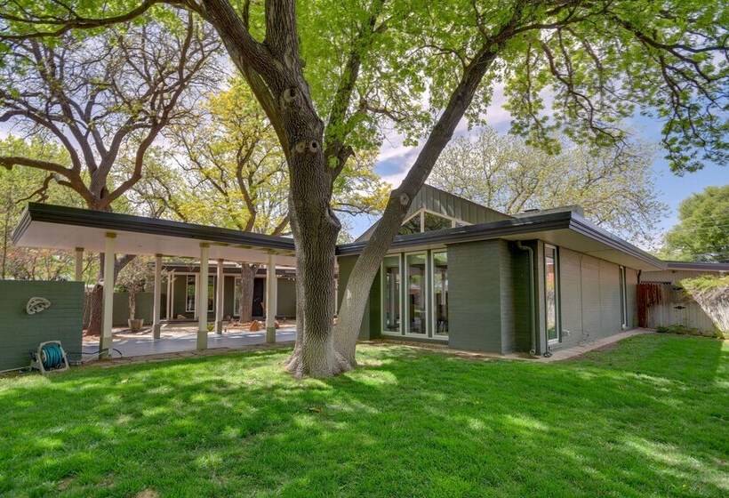 Mid Century Modern Home W/ Fire Pit & Gas Grill!