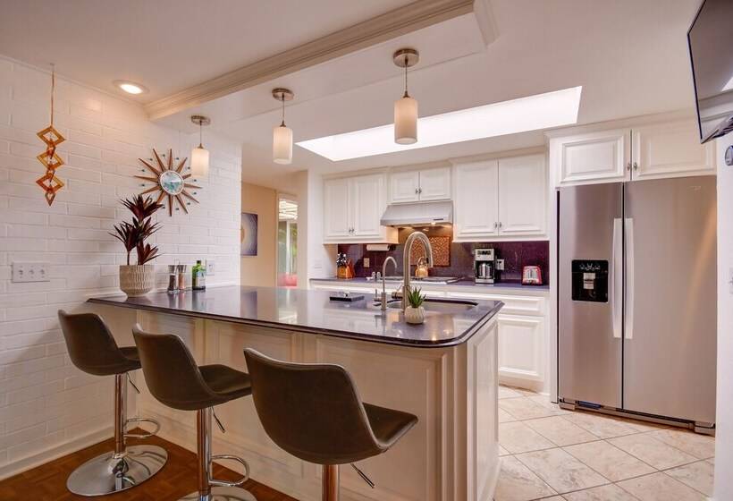 Mid Century Modern Home W/ Fire Pit & Gas Grill!