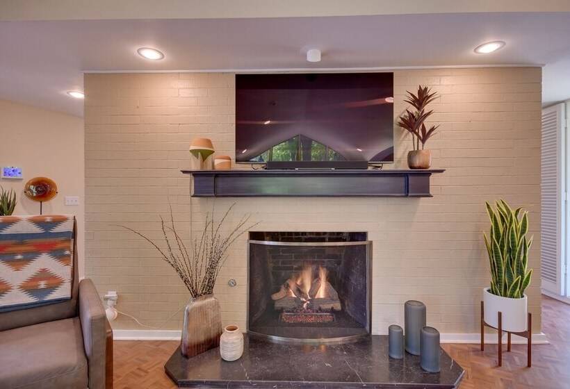 Mid Century Modern Home W/ Fire Pit & Gas Grill!