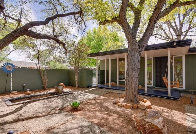 Mid Century Modern Home W/ Fire Pit & Gas Grill!