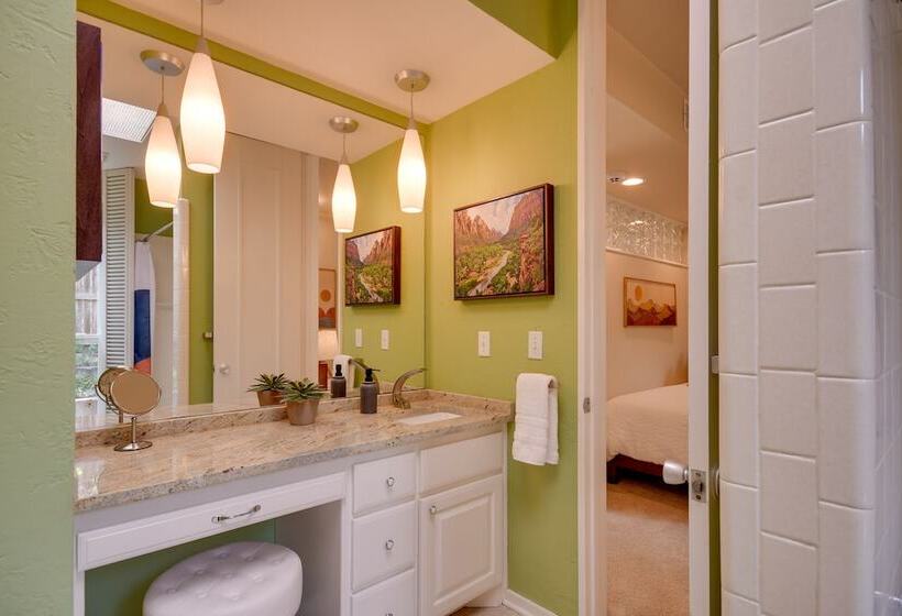 Mid Century Modern Home W/ Fire Pit & Gas Grill!