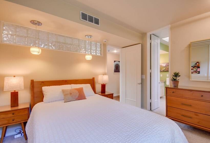 Mid Century Modern Home W/ Fire Pit & Gas Grill!