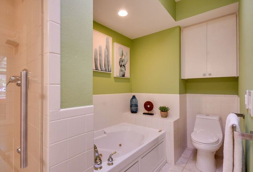 Mid Century Modern Home W/ Fire Pit & Gas Grill!