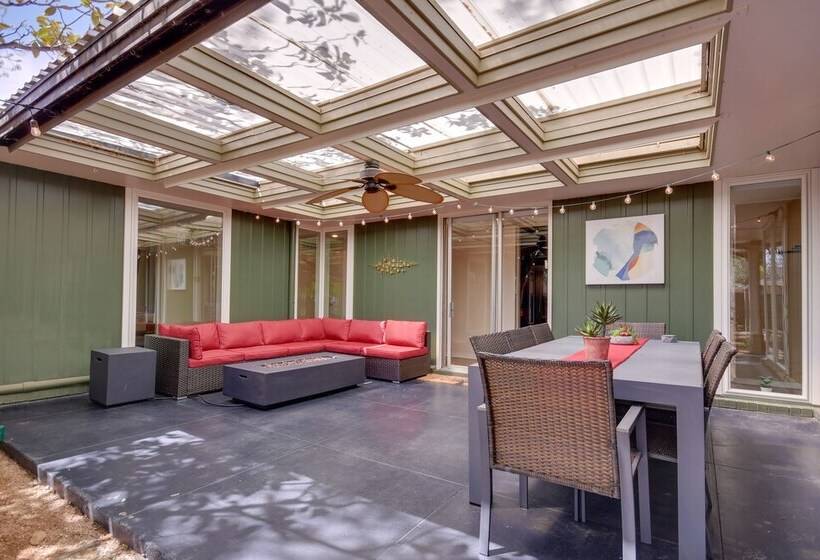 Mid Century Modern Home W/ Fire Pit & Gas Grill!