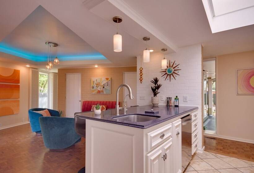 Mid Century Modern Home W/ Fire Pit & Gas Grill!