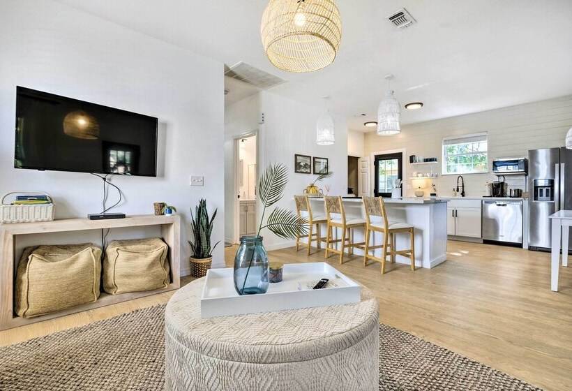 Modern & Chic Gulfport Escape: Walk To Beach!