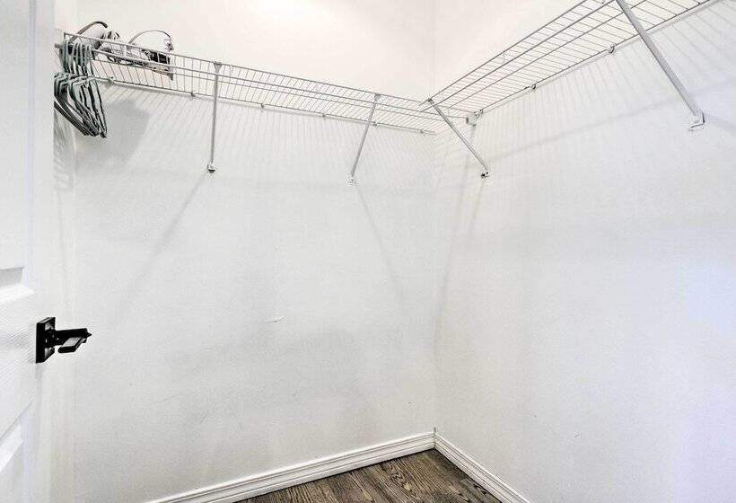 Modern & Chic Gulfport Escape: Walk To Beach!