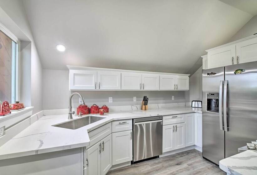 Modern Edgewood Home Near Tacoma W/ Deck!