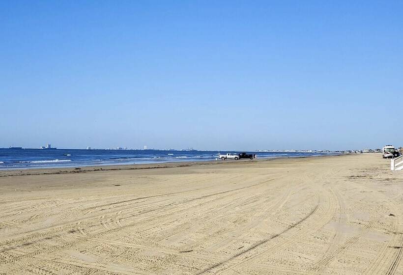 Modern Crystal Beach Escape   225 Feet To Shore!