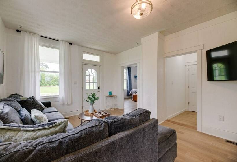 Modern Family Home In Mason W/ Backyard + Fire Pit