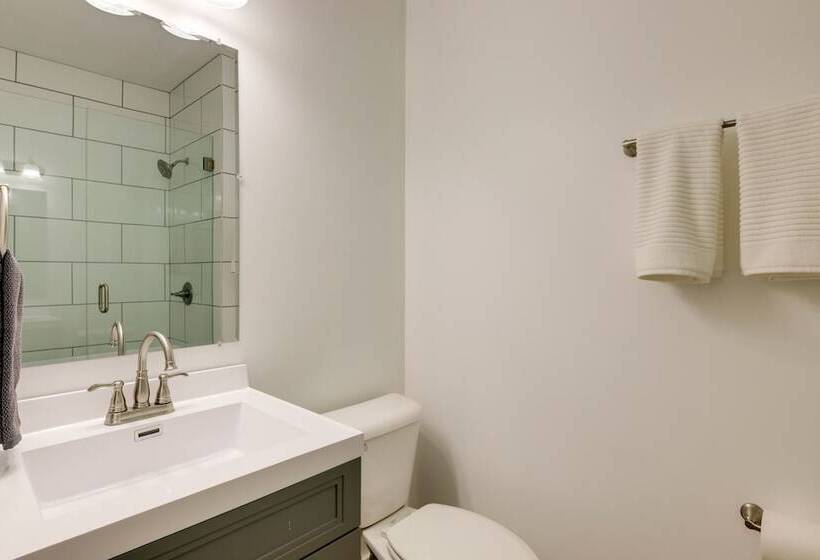 Modern Family Home In Mason W/ Backyard + Fire Pit