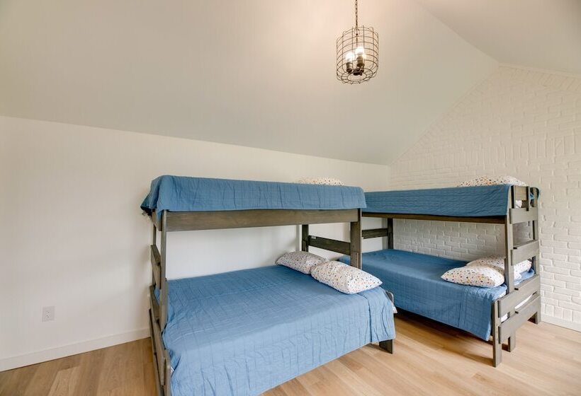 Modern Family Home In Mason W/ Backyard + Fire Pit