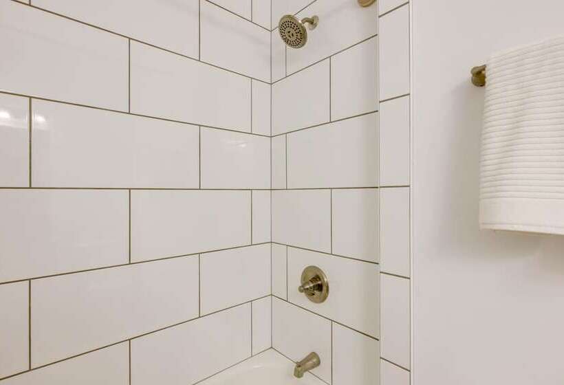 Modern Family Home In Mason W/ Backyard + Fire Pit