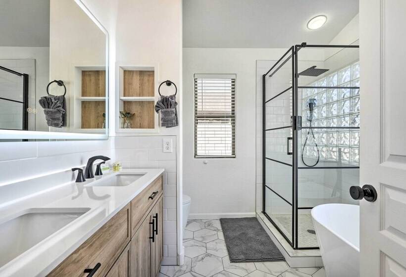 Modern Home W/ Putting Green, 2 Mi To Golfing