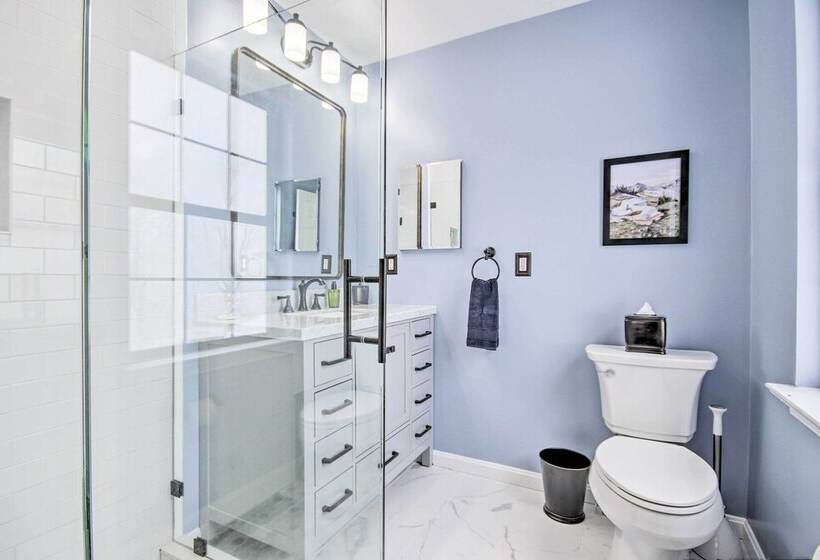 Modern Mountain Retreat W/ Deck + Hot Tub!