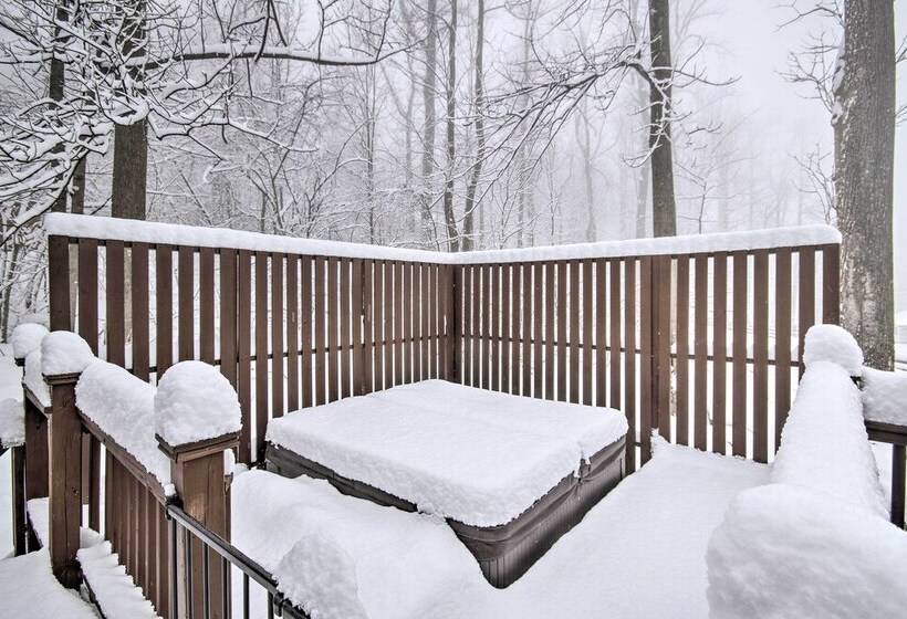 Modern Mountain Retreat W/ Deck + Hot Tub!