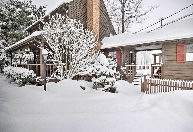 Modern Mountain Retreat W/ Deck + Hot Tub!