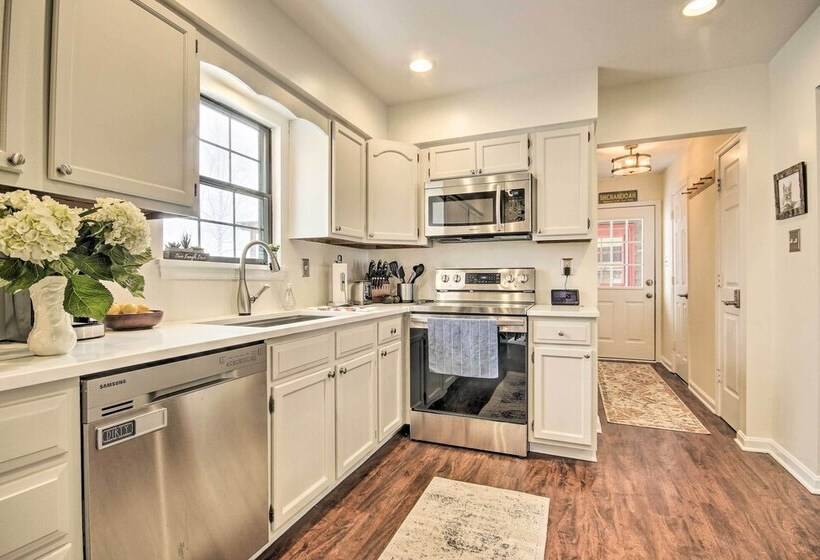 Modern Mountain Retreat W/ Deck + Hot Tub!