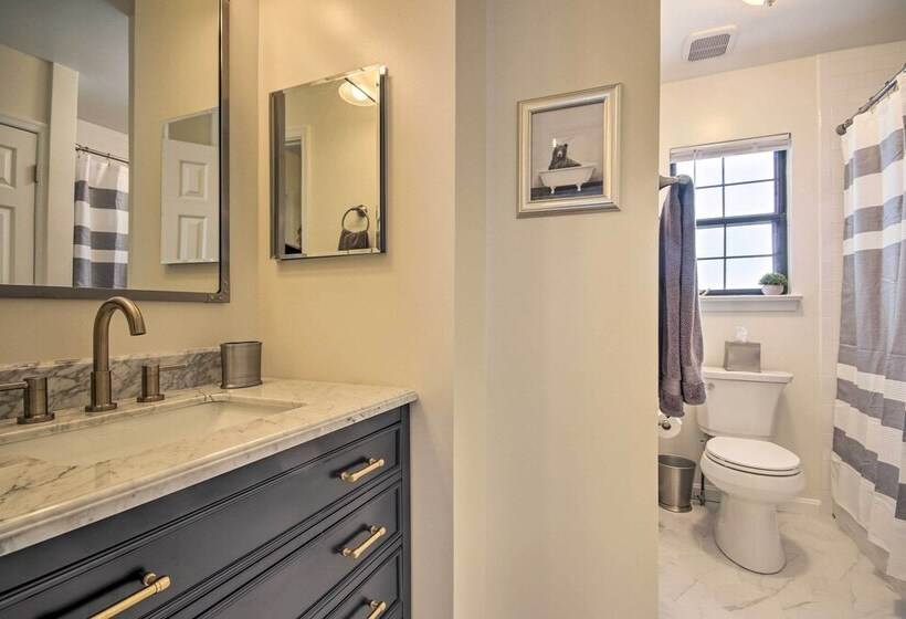 Modern Mountain Retreat W/ Deck + Hot Tub!