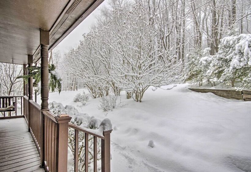 Modern Mountain Retreat W/ Deck + Hot Tub!