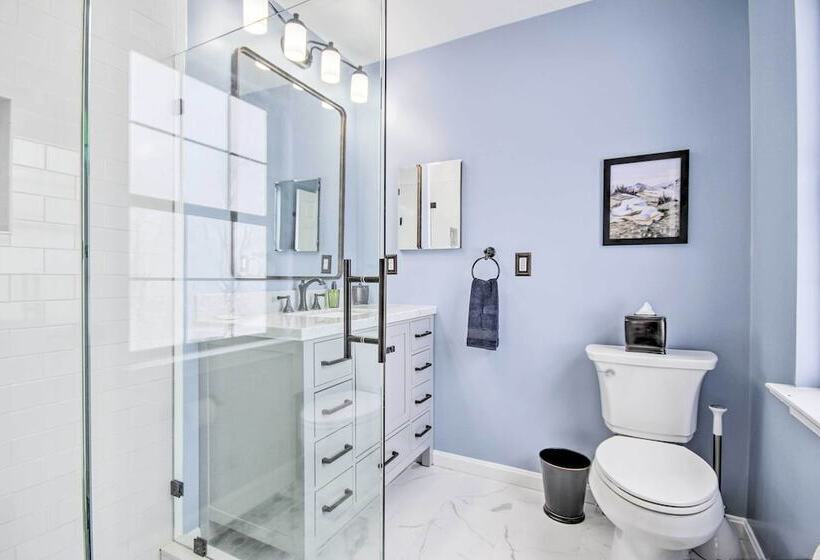 Modern Mountain Retreat W/ Deck + Hot Tub!