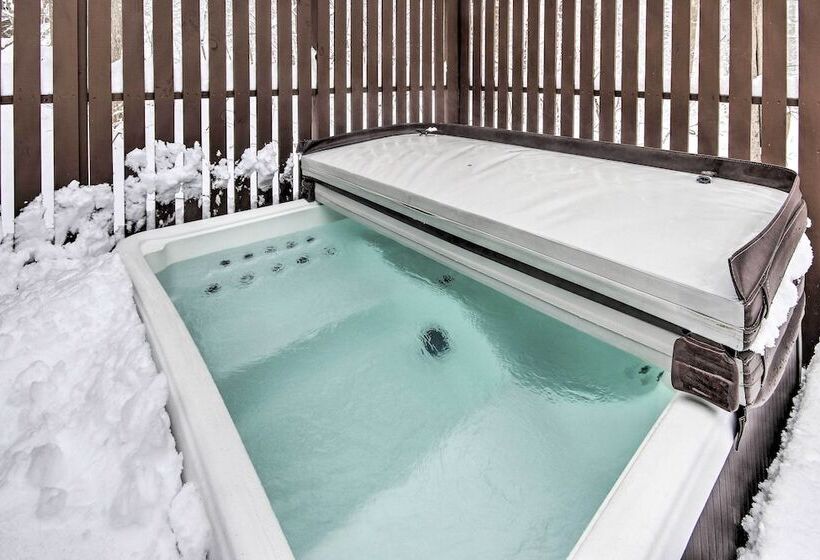 Modern Mountain Retreat W/ Deck + Hot Tub!