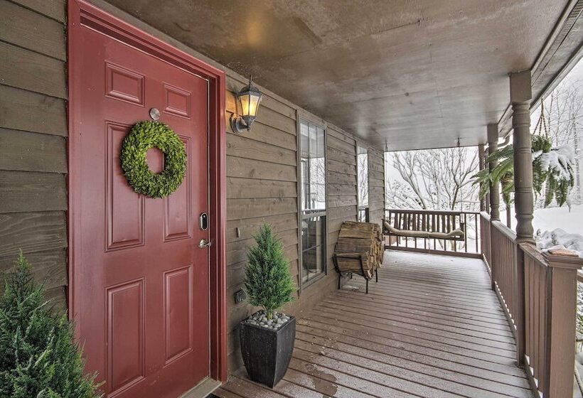 Modern Mountain Retreat W/ Deck + Hot Tub!