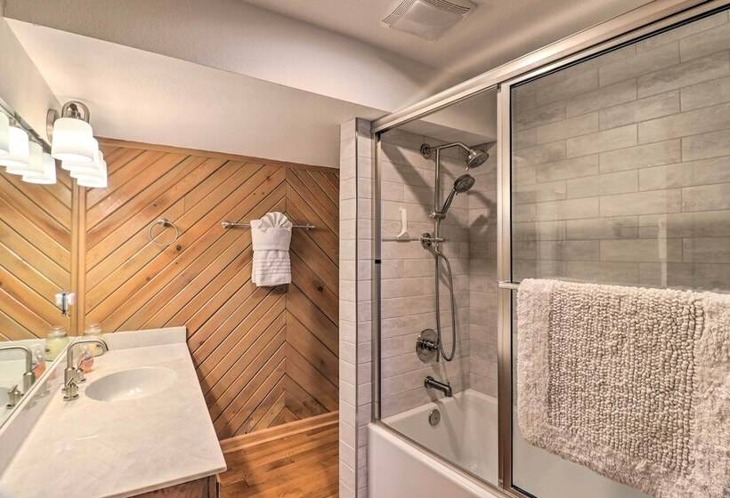 Modern Mtn Retreat W/ Hot Tub & Stellar Views!