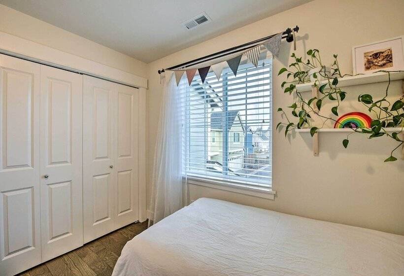 Modern Seattle Area Home Near Parks + Beaches