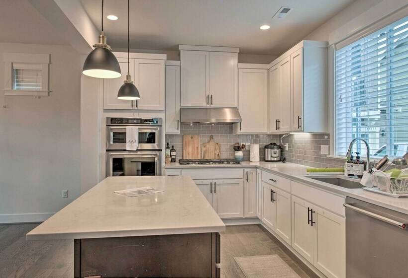 Modern Seattle Area Home Near Parks + Beaches