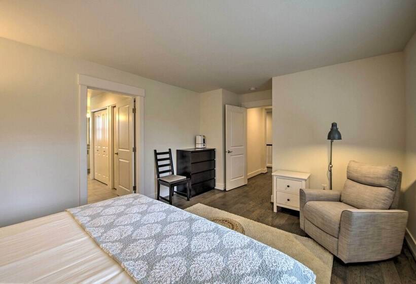 Modern Seattle Area Home Near Parks + Beaches