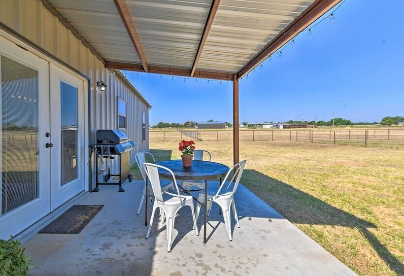 Modern Stephenville Farmhouse: 8 Mi To Dtwn!