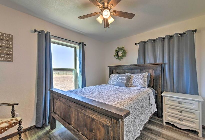 Modern Stephenville Farmhouse: 8 Mi To Dtwn!