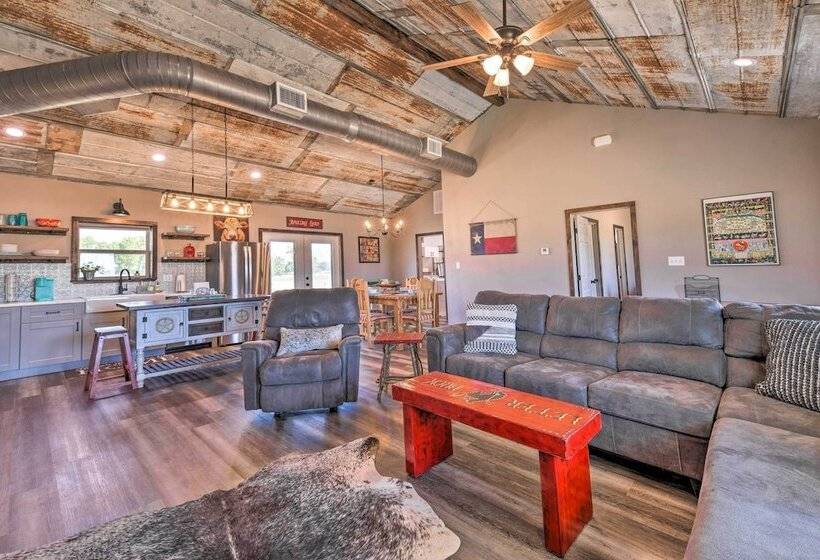 Modern Stephenville Farmhouse: 8 Mi To Dtwn!