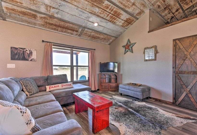 Modern Stephenville Farmhouse: 8 Mi To Dtwn!