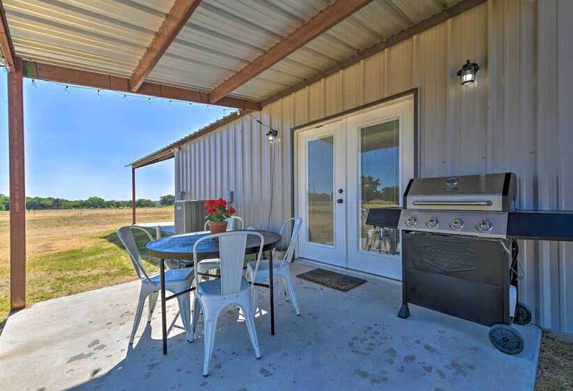 Modern Stephenville Farmhouse: 8 Mi To Dtwn!