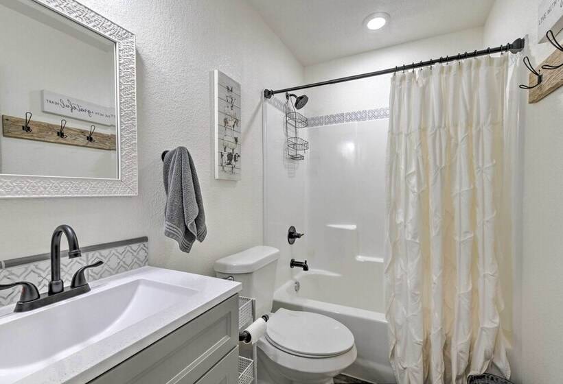 Modern Stephenville Farmhouse: 8 Mi To Dtwn!