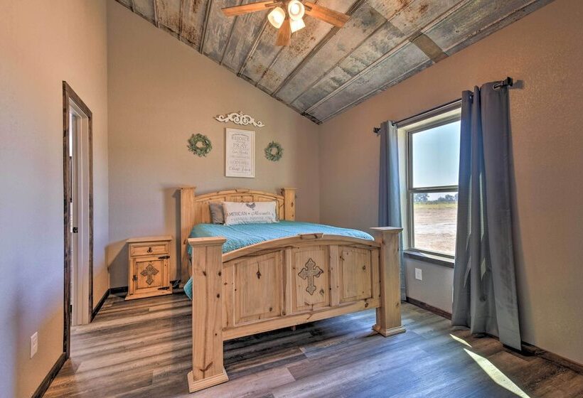 Modern Stephenville Farmhouse: 8 Mi To Dtwn!